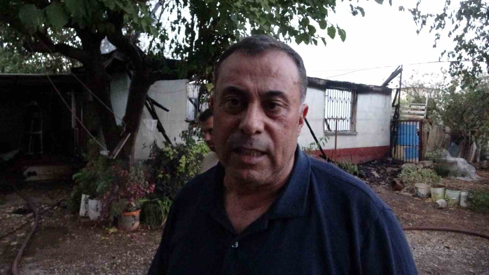 Kızını alevlerin arasından &ccedil;ıkardı, evi g&ouml;zlerinin &ouml;n&uuml;nde k&uuml;le d&ouml;nd&uuml;
