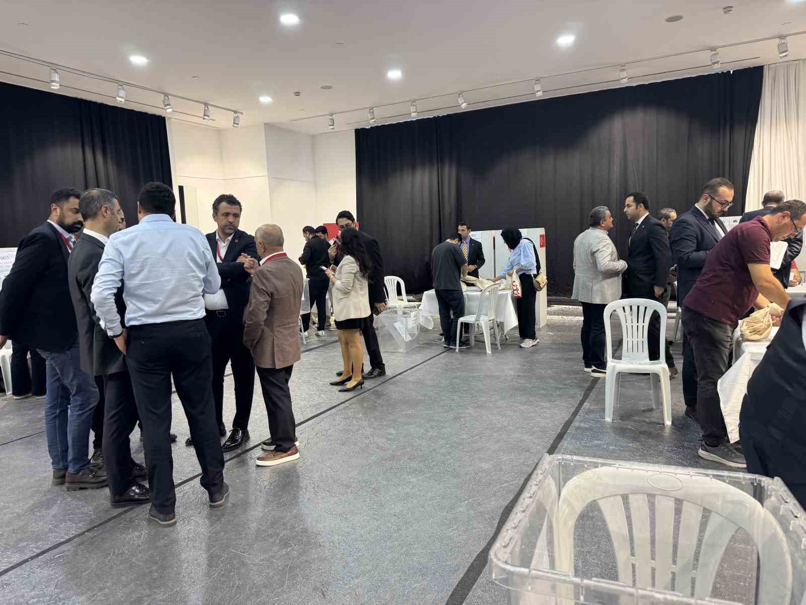 CHP İstanbul İl Başkanlığı Olağanüstü Kongresi’nde oylama tamamlandı