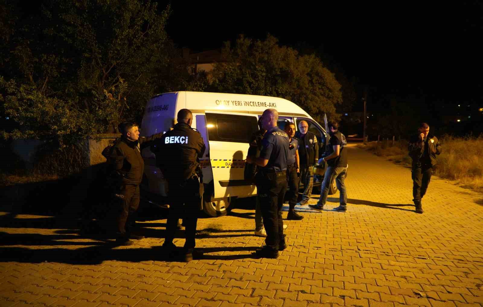 Cadde ortasında silahlı kavga: 19 yaşındaki gen&ccedil; vuruldu
