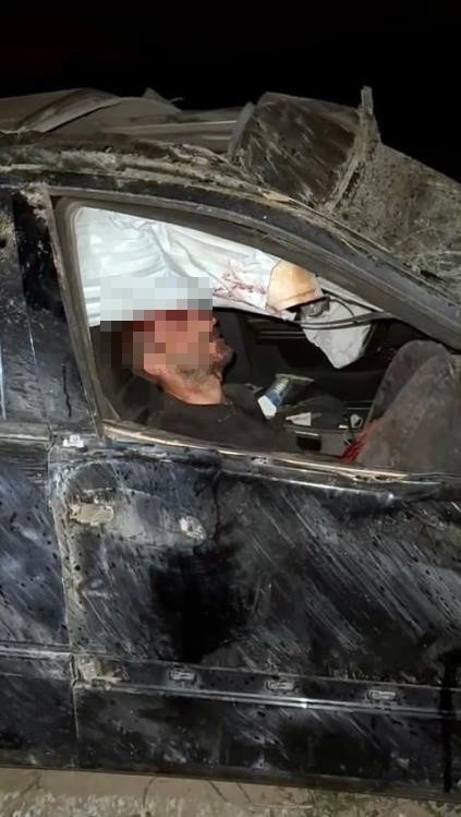 Alkoll&uuml; s&uuml;r&uuml;c&uuml;n&uuml;n kontrol&uuml;nden &ccedil;ıkan ara&ccedil; taklalar atarak tarlaya u&ccedil;tu
