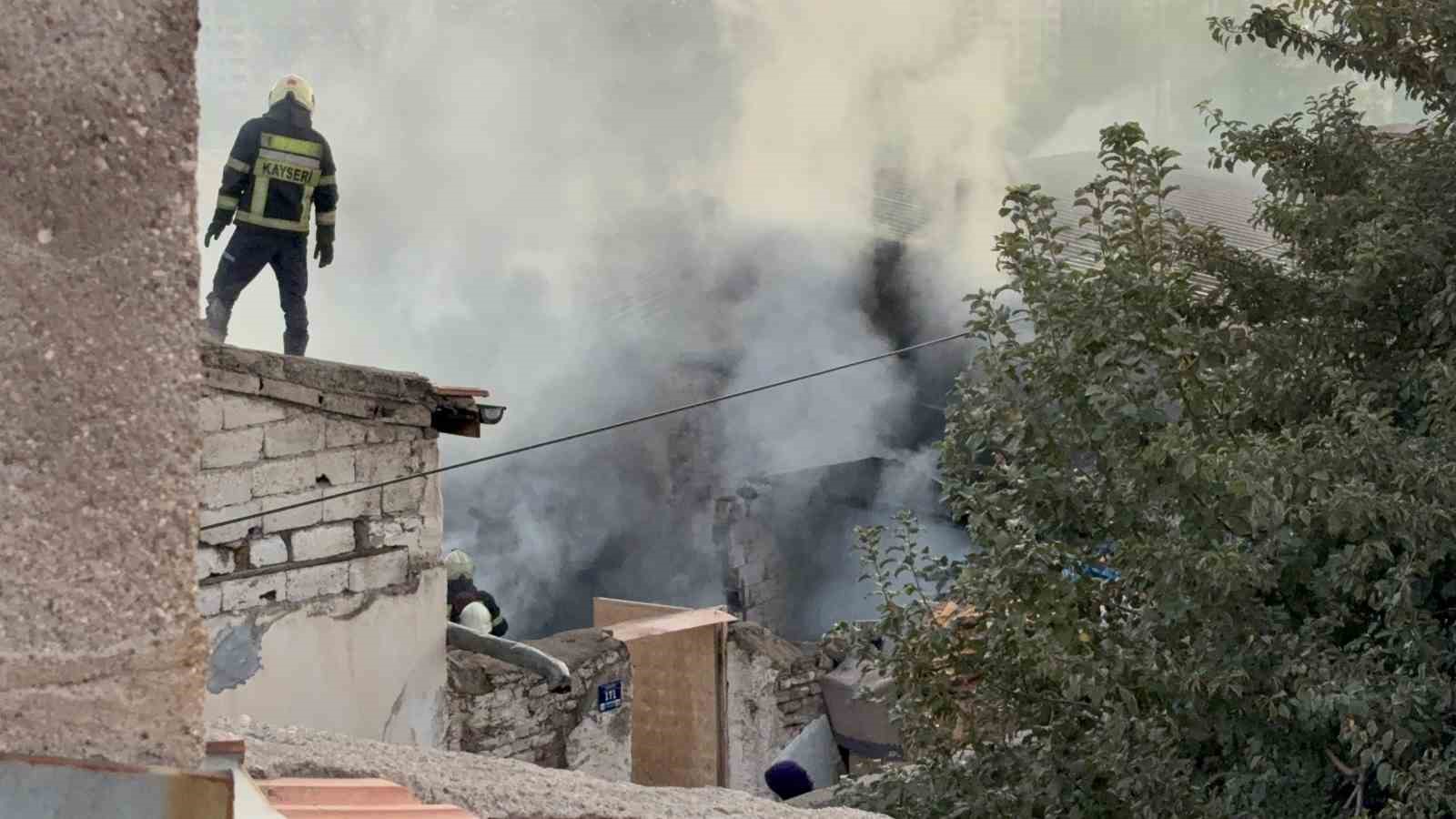 &Ccedil;ardakta &ccedil;ıkan yangın eve sı&ccedil;radı, anneannenin dikkati torunları kurtardı
