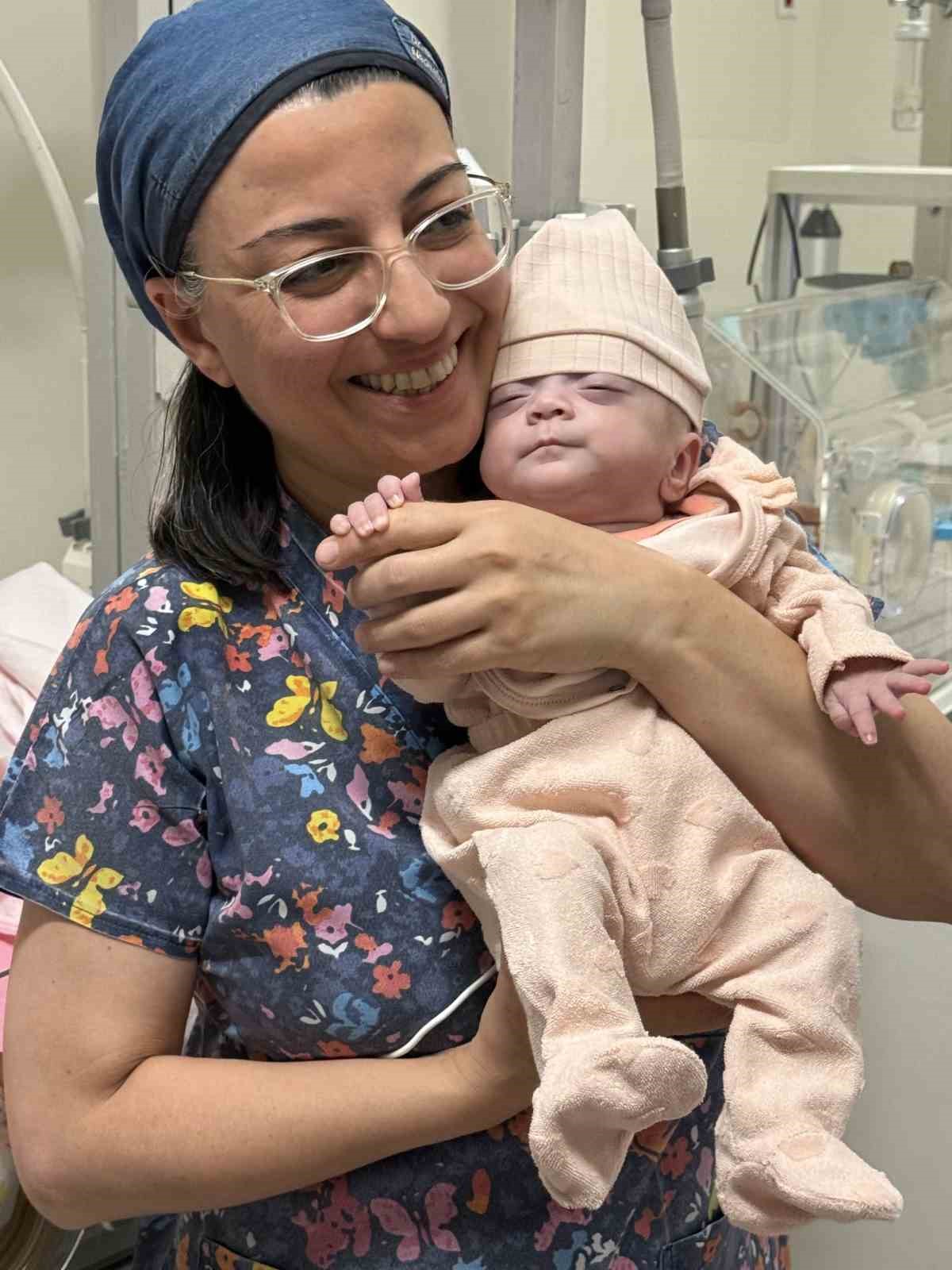 25 haftalık olarak dünyaya gelen bebek 180 gün sonra anne kucağıyla tanıştı
