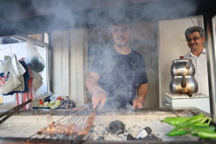 Kebap tezgahından dünya kürsüsüne: bilek güreşinde dünya üçüncüsü oldu