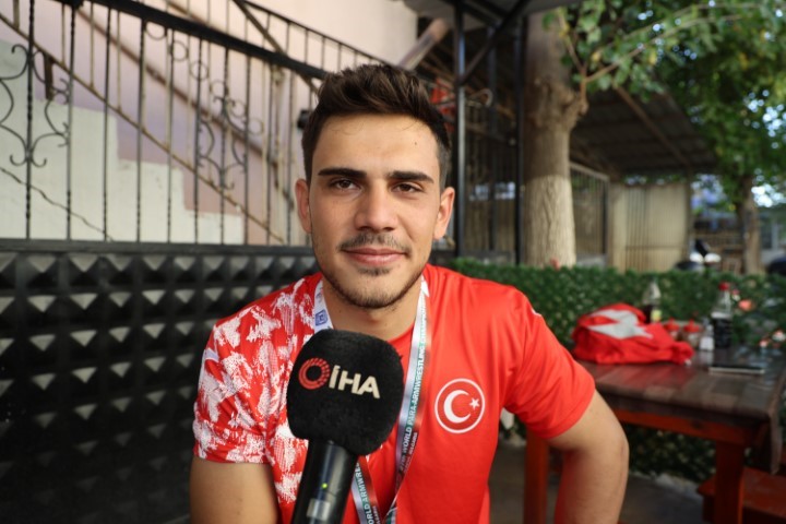 Kebap tezgahından dünya kürsüsüne: bilek güreşinde dünya üçüncüsü oldu