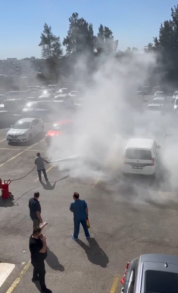 Hastane otoparkında park halindeki otomobil yanarak kullanılamaz hale geldi
