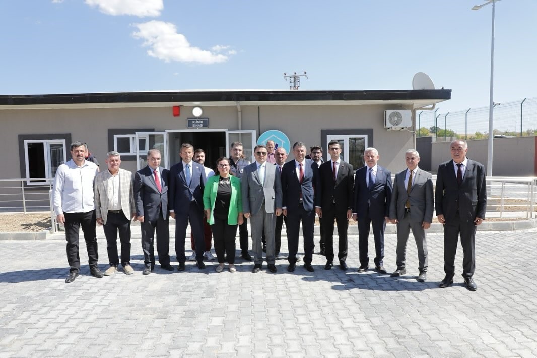 Kütahya Valisi Işın’dan Şaphane’de yapımı tamamlanan hayvan barınağında inceleme
