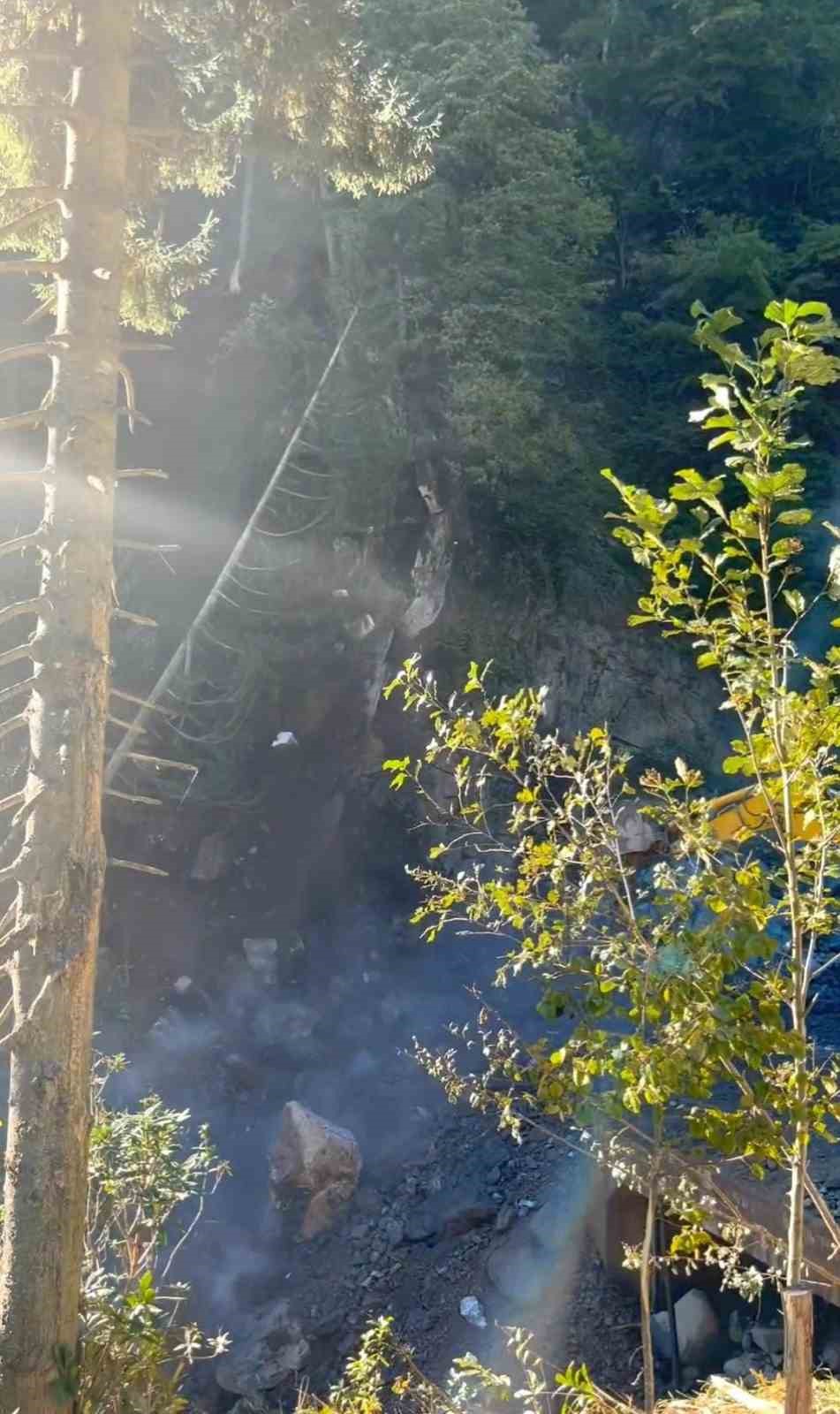 Rize’de sel ve heyelanlar sonrası riskli kayalara ilginç temizlik
