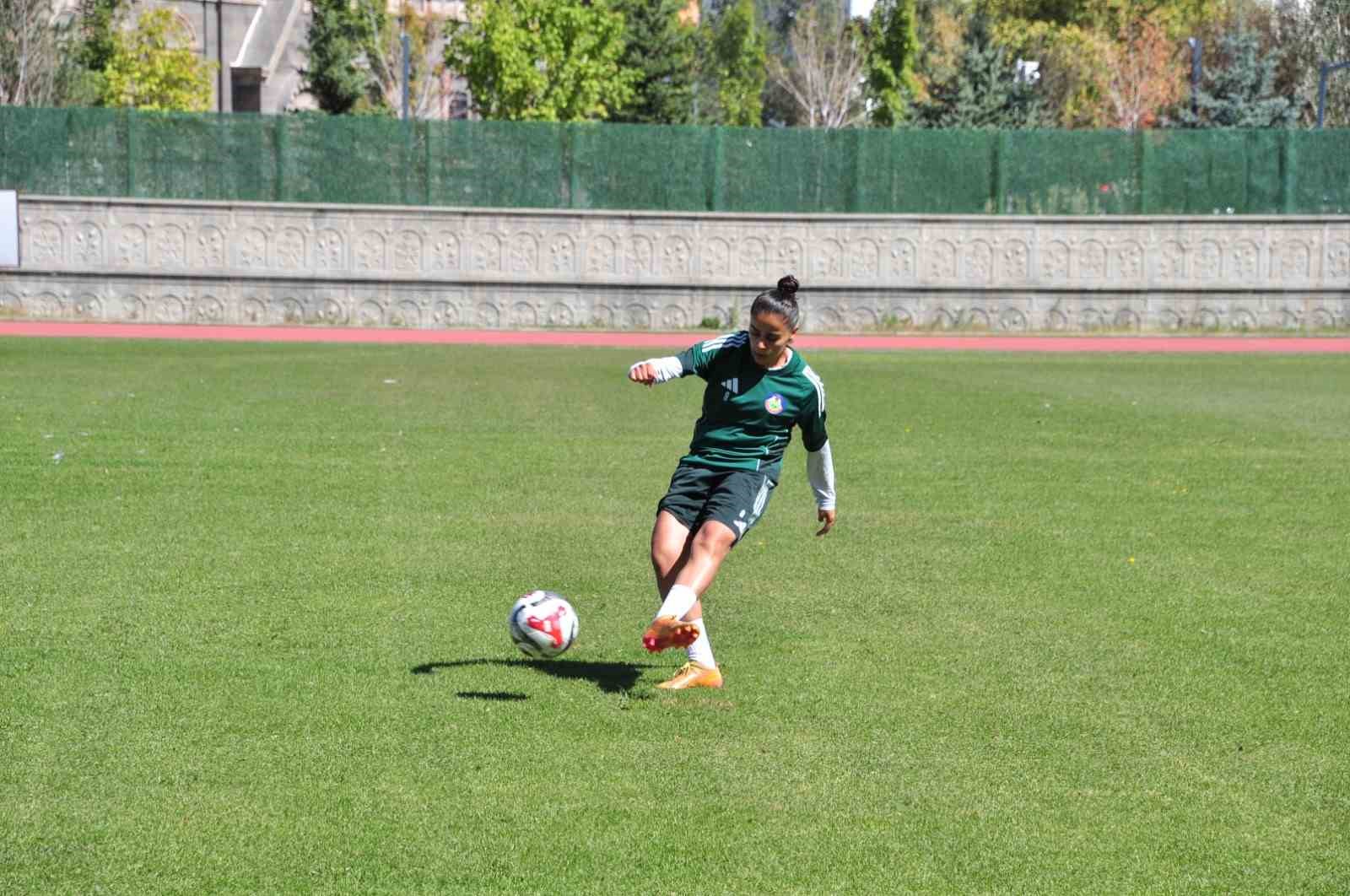 Y&uuml;ksekova Spor, Trabzonspor ma&ccedil;ına Kars&rsquo;ta hazırlanıyor
