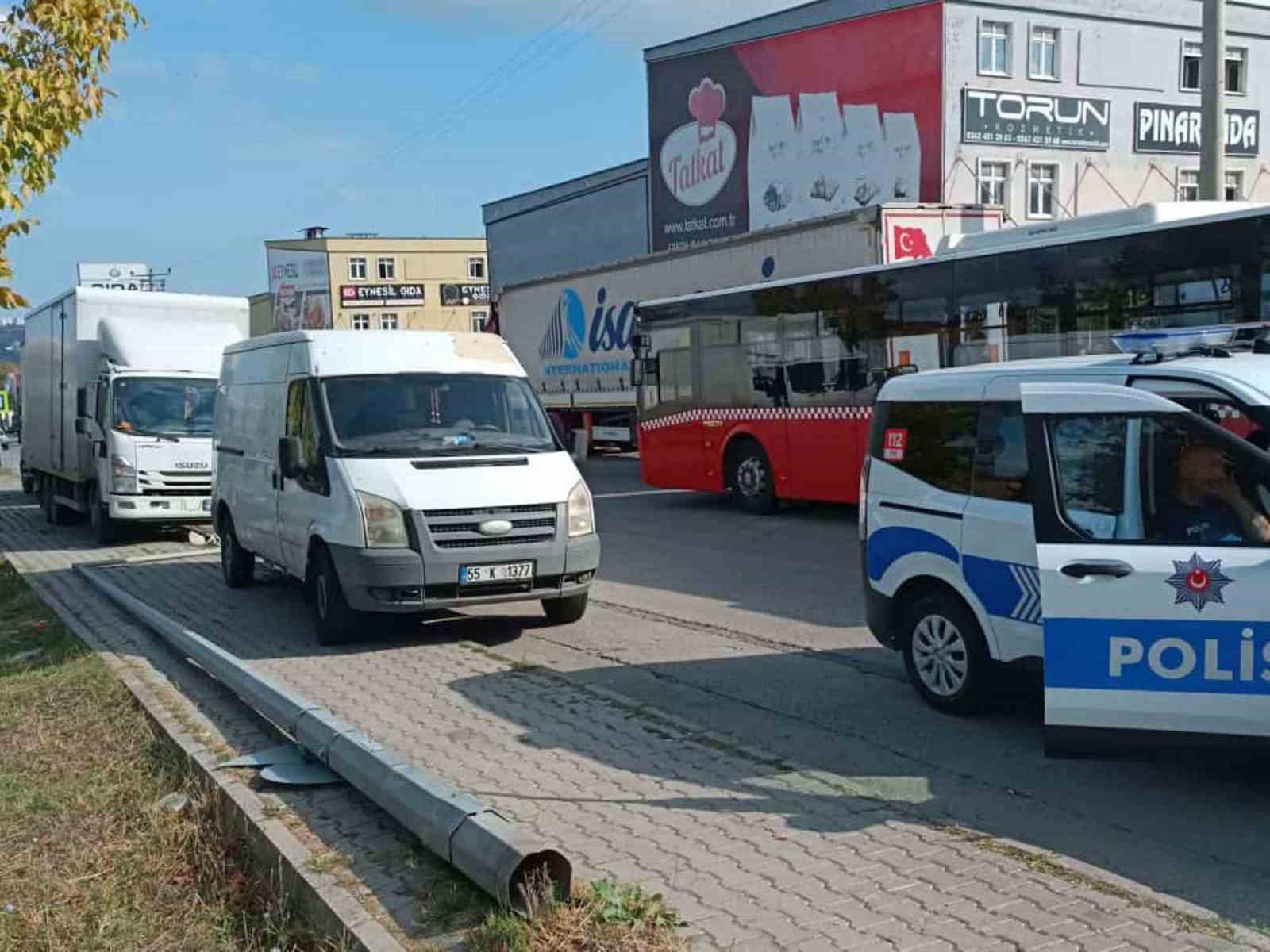 Minibüs, yıkılan direkten santimlerle kurtuldu