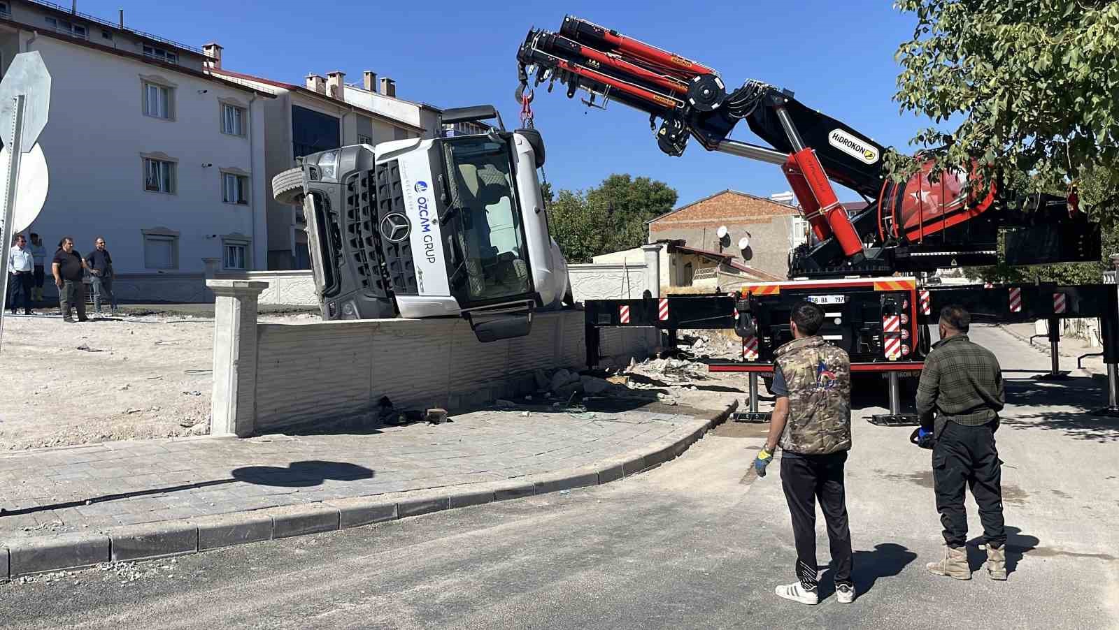 Beton mikseri devrildi, s&uuml;r&uuml;c&uuml;s&uuml; hafif şekilde yaralandı
