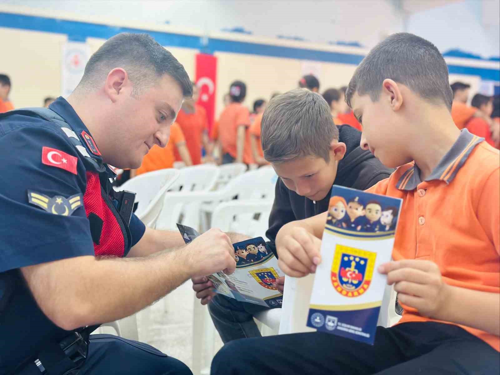 Ortaokul öğrencilerine bir ders de jandarmadan