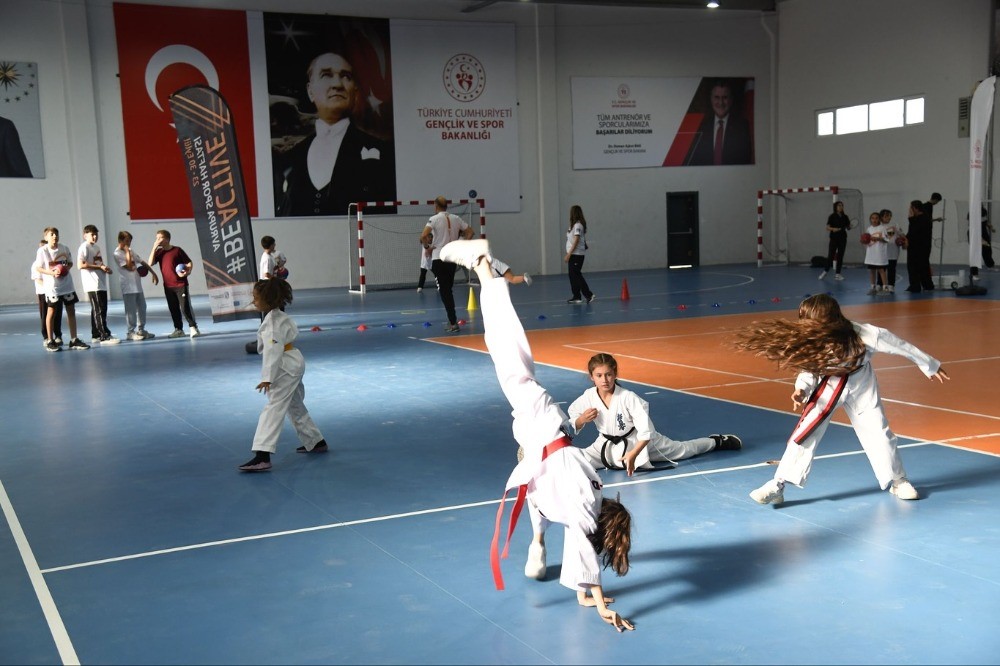 Pursaklar’ın spor salonlarında yarınların şampiyonları yetişiyor