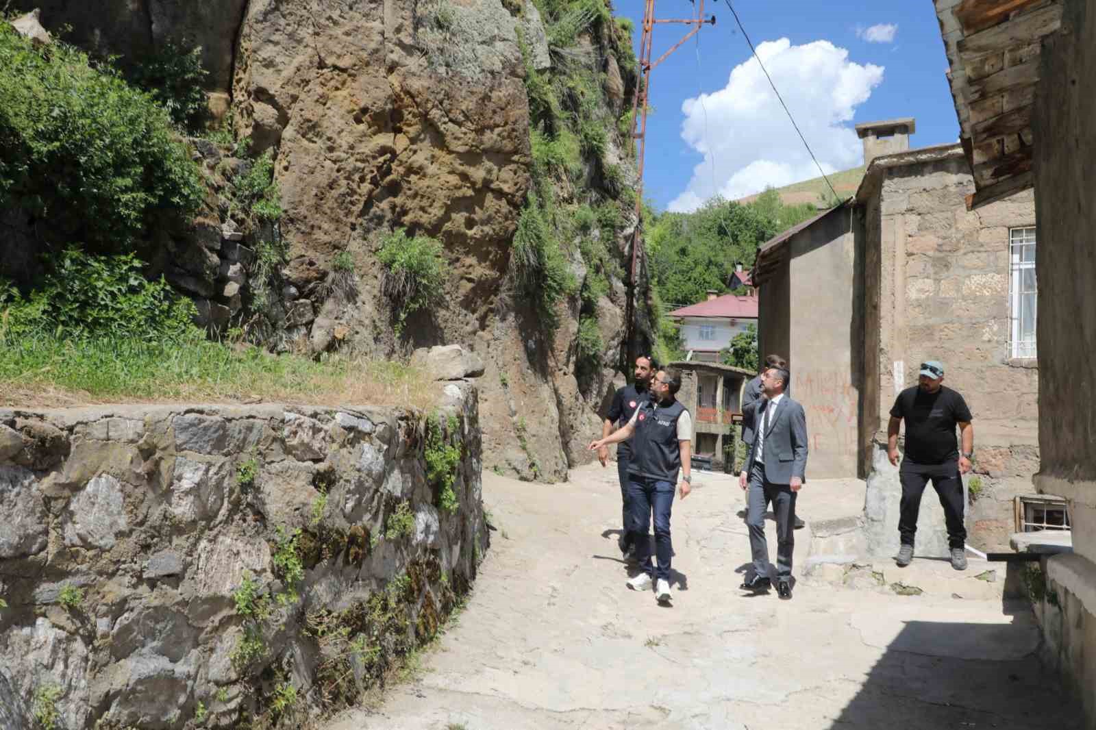 Bitlis’te kaya düşmelerine karşı çelik ağlı güvenlik önlemi

