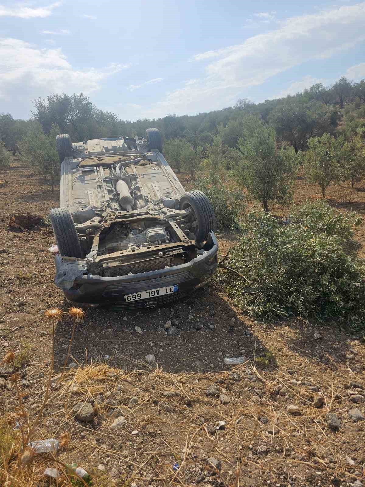 Hatay&rsquo;da zeytin bah&ccedil;esine u&ccedil;an otomobildeki 3 kişi yaralandı
