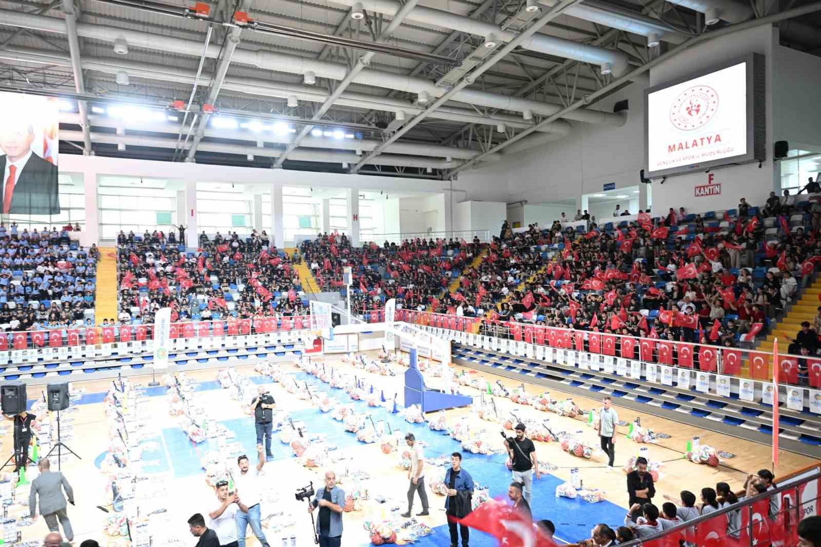 Malatya B&uuml;y&uuml;kşehir&rsquo;den okullara spor malzemesi desteği
