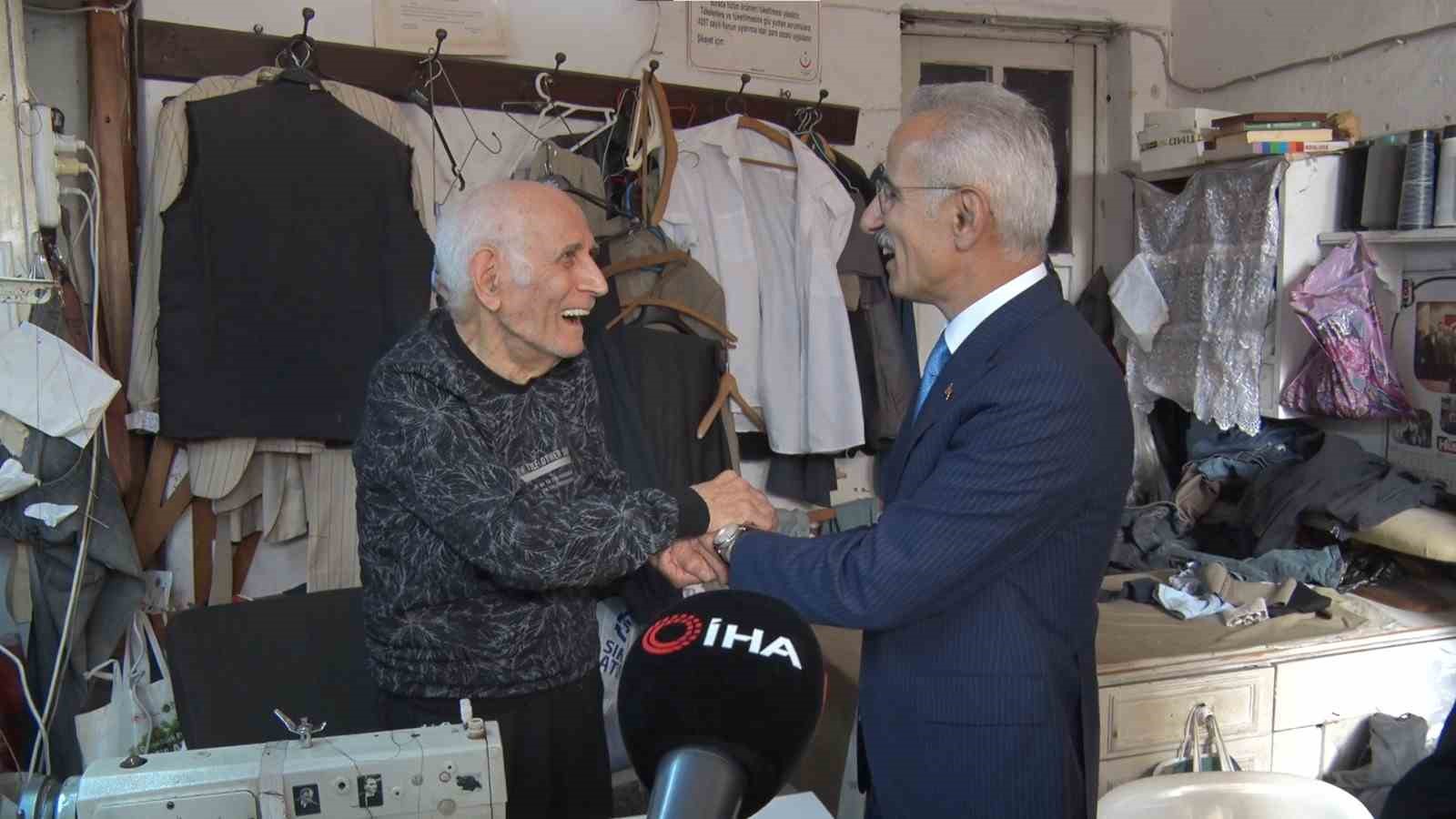 Bakan Uraloğlu ile 87 yaşındaki terzi arasında g&uuml;l&uuml;mseten diyalog
