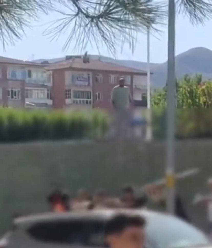 Cadde ortasında sopalı bıçaklı kavga: 3 yaralı