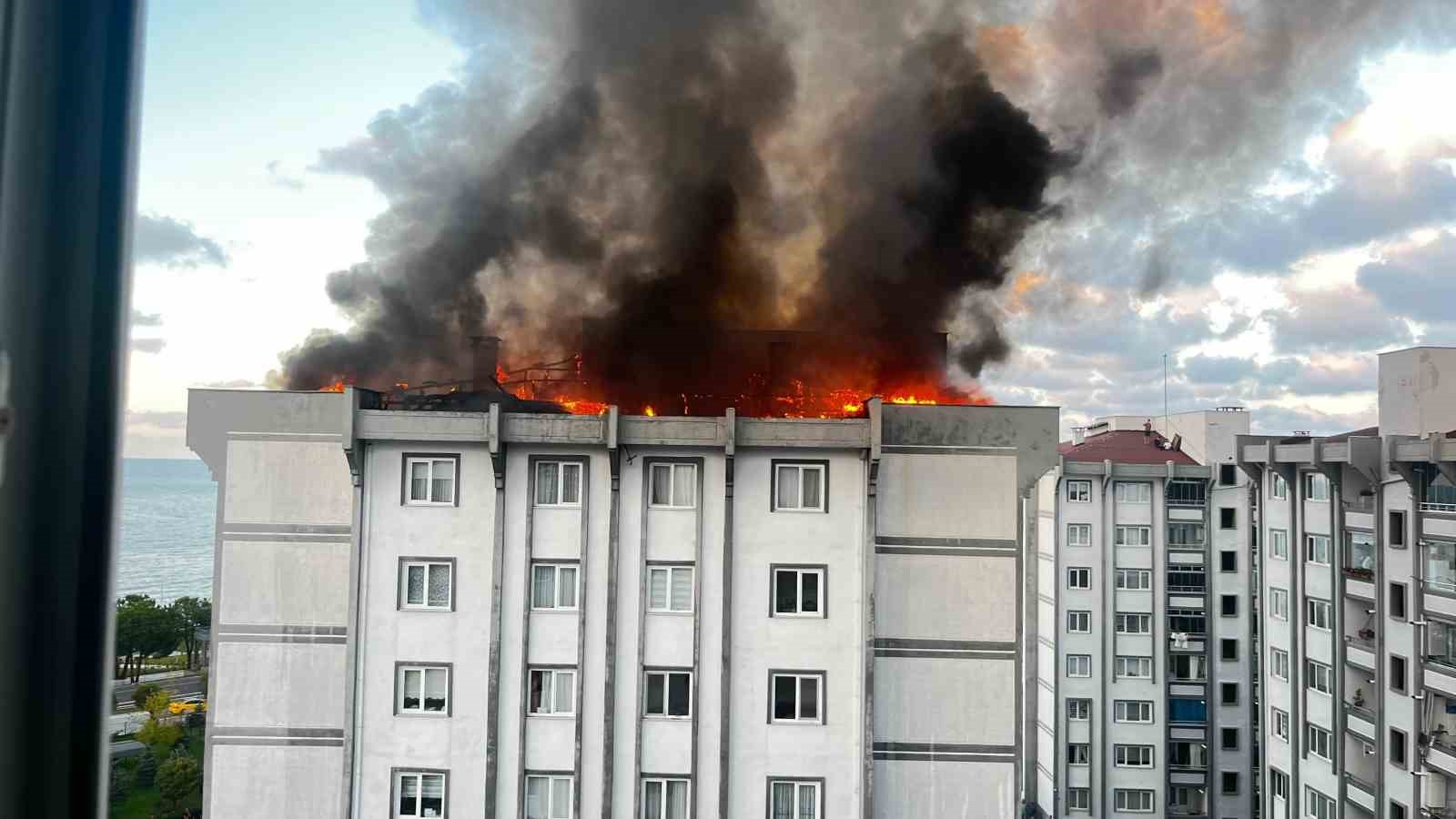 Ordu&rsquo;da 7 katlı binanın &ccedil;atısı alev alev yandı
