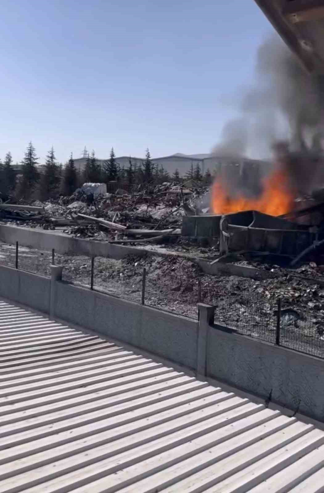 Niğde OSB&rsquo;deki fabrika yangınının ardından yanıcı hammaddeler yeniden tutuşuyor
