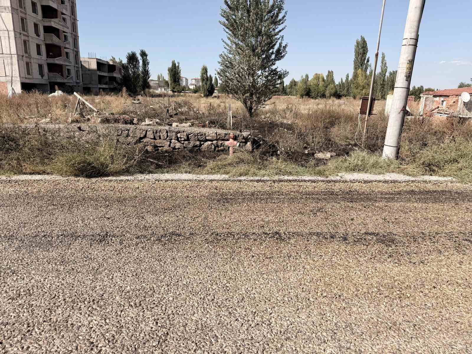 Yaktığı otların i&ccedil;erisine d&uuml;şerek can verdi
