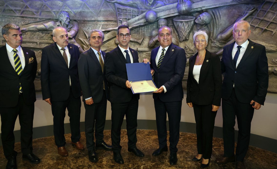 Sadettin Saran ve y&ouml;netim kurulu &uuml;yeleri mazbatasını aldı