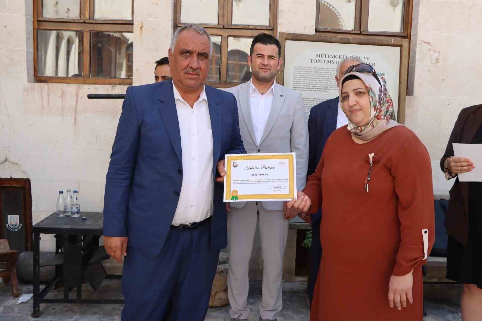 Şanlıurfa’da yöresel yemek eğitimi alan kursiyerlere sertifika verildi
