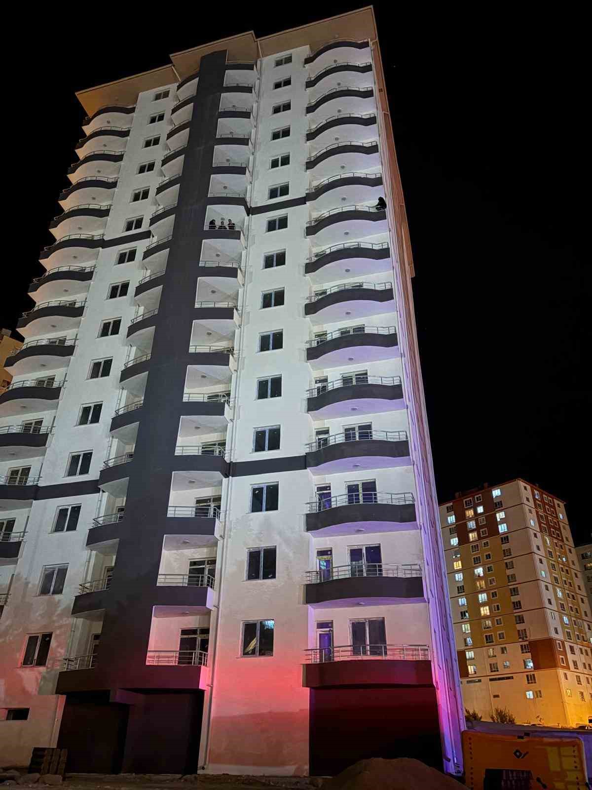 M&uuml;teahhitten parasını alamayan taşeron intihara kalkıştı
