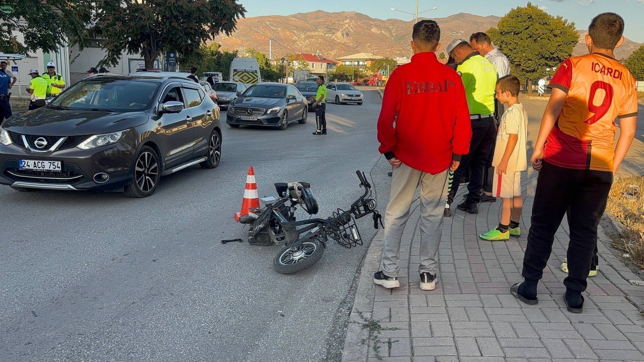 Panelvanın &ccedil;arptığı elektrikli bisikletteki &ccedil;ocuk ağır yaralandı
