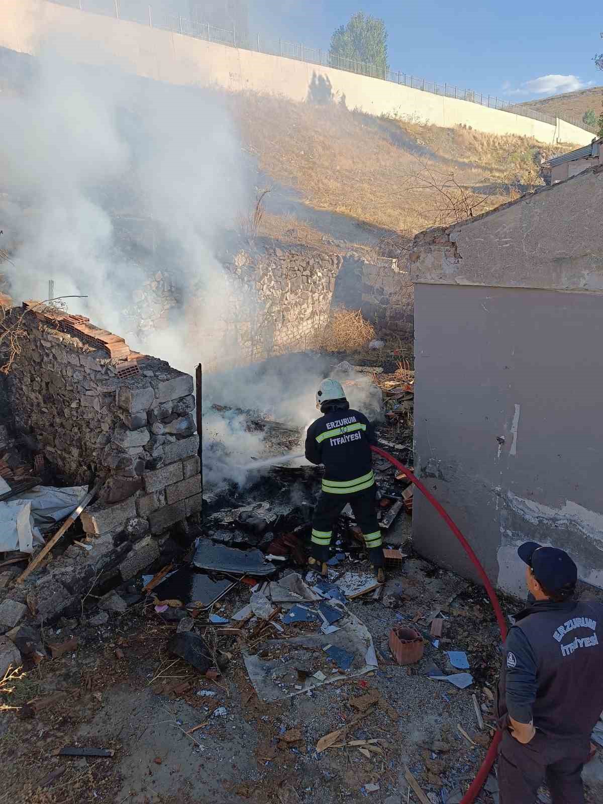 Erzurum&rsquo;da korkutan k&ouml;m&uuml;rl&uuml;k yangını
