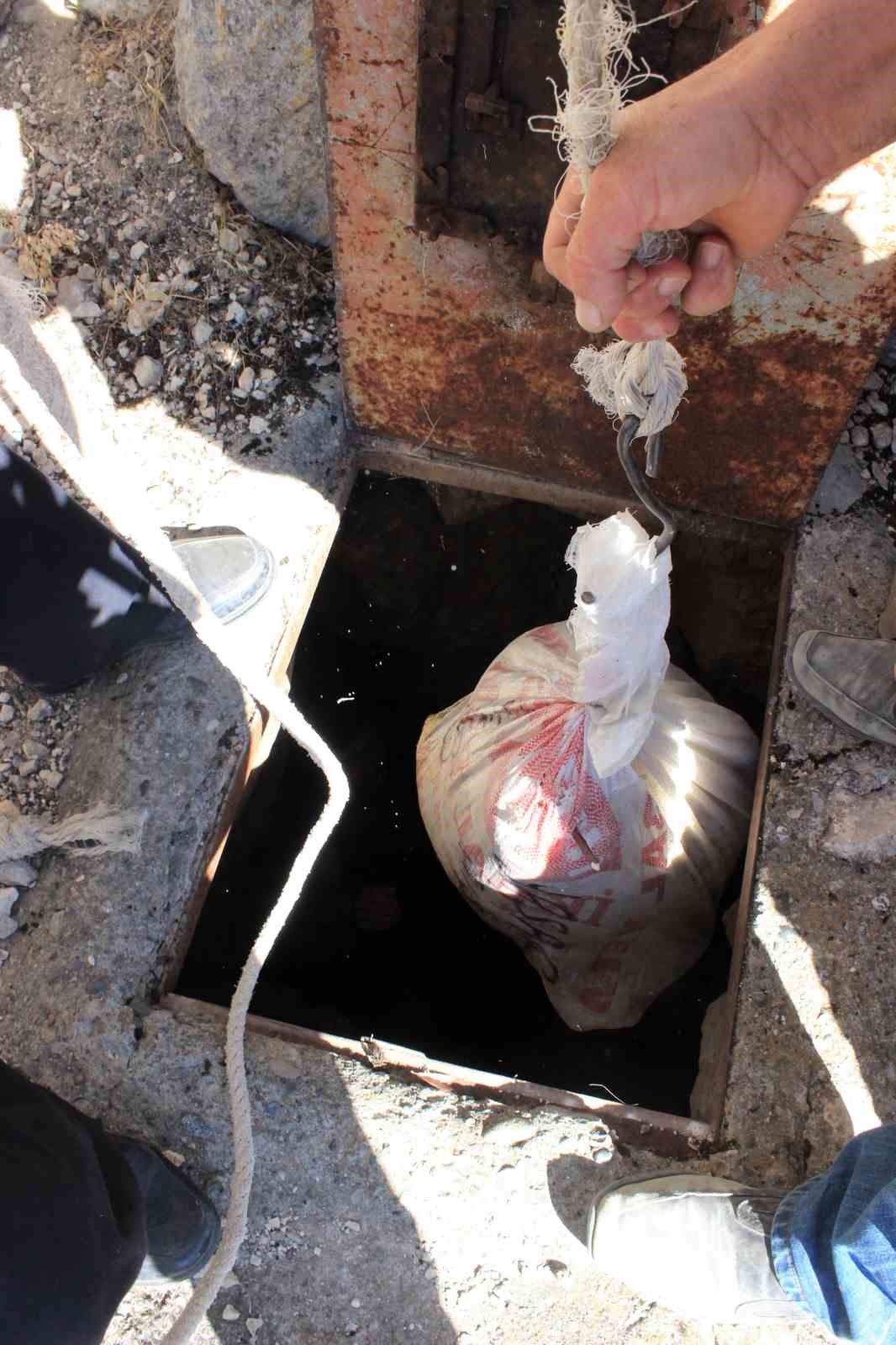 Peynirlerini soğuk hava deposu olarak köylerinde bulunan buz mağaralarında muhafaza ediyorlar
