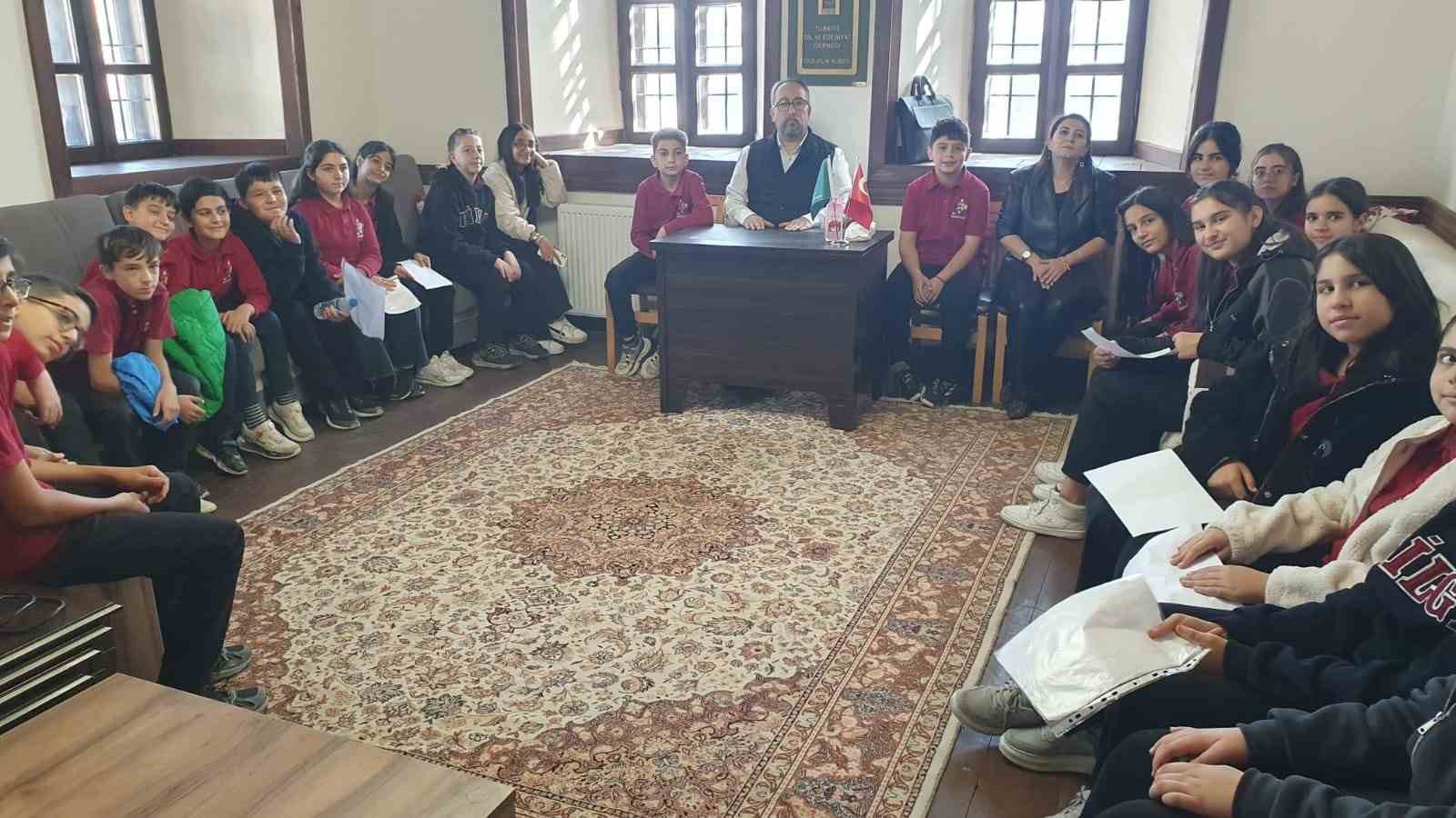 &Ouml;ğrencilerden T&uuml;rk Dil Bayramı kutlaması
