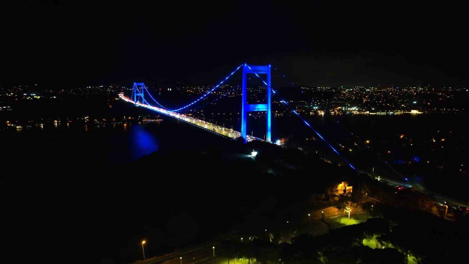 FSM ve Yavuz Sultan Selim köprüleri maviye büründü