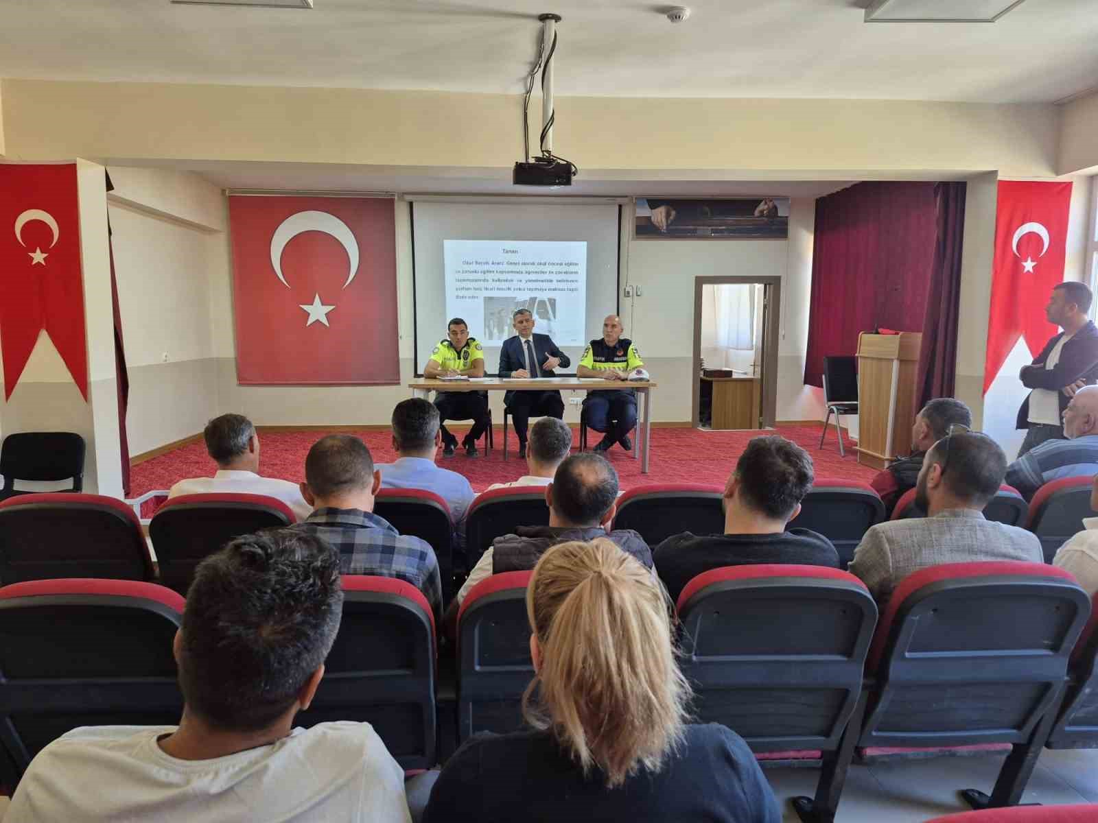 Çemişgezek’te okul servis şoförleri bilgilendirildi