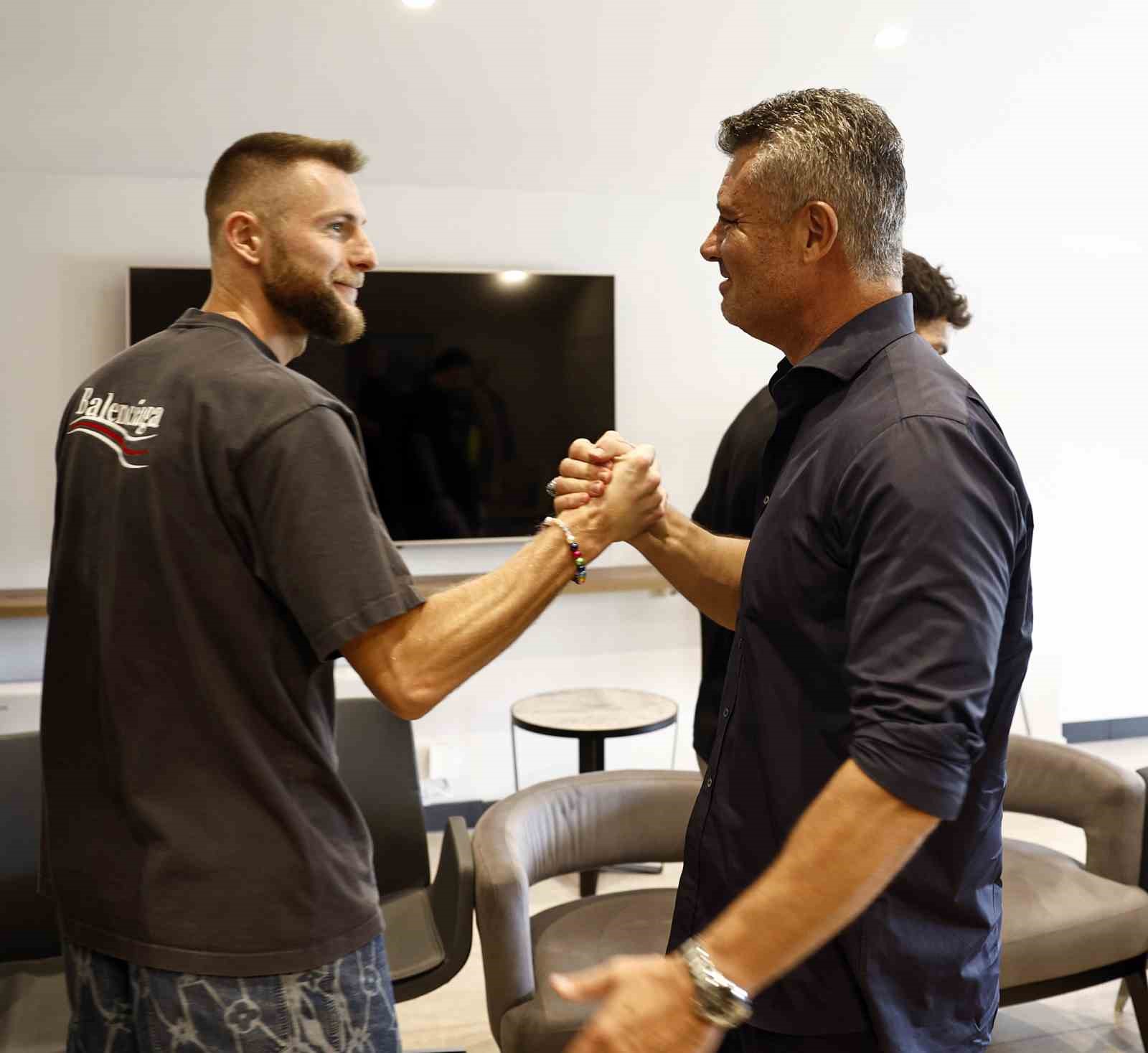 Fenerbah&ccedil;e&rsquo;de Başkan Sadettin Saran futbolcularla bir araya geldi
