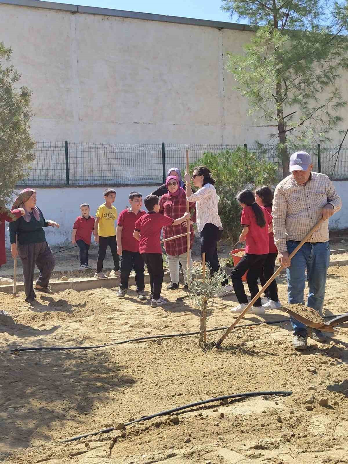 Okul bah&ccedil;esinde fidan diktiler

