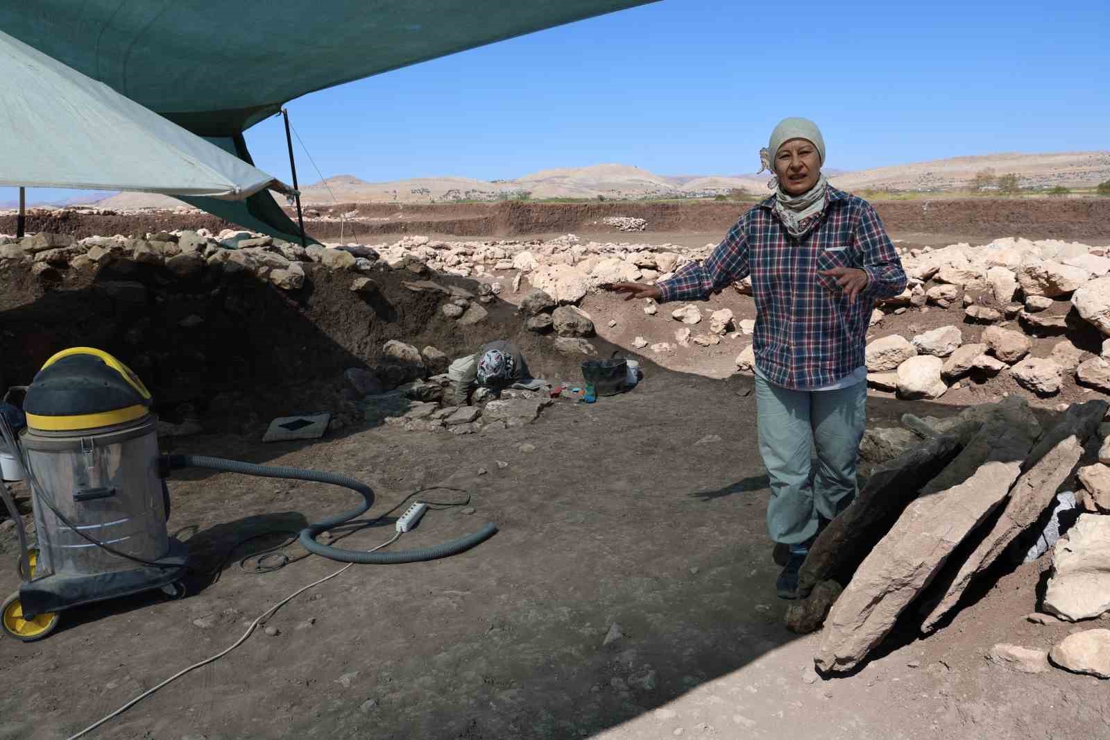 Diyarbakır’da 5 ve 11 bin yıllık 6 mezar bulundu
