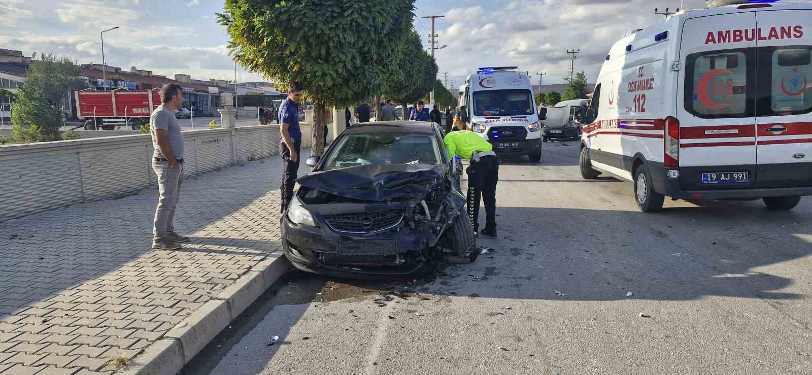 Çorum’da hafif ticari araç ile otomobil çarpıştı: 3 yaralı