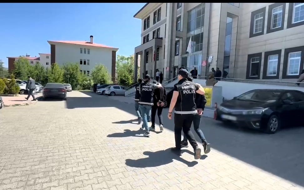 Bitlis’te uyuşturucu satıcılarına operasyon: 10 kişi tutuklandı