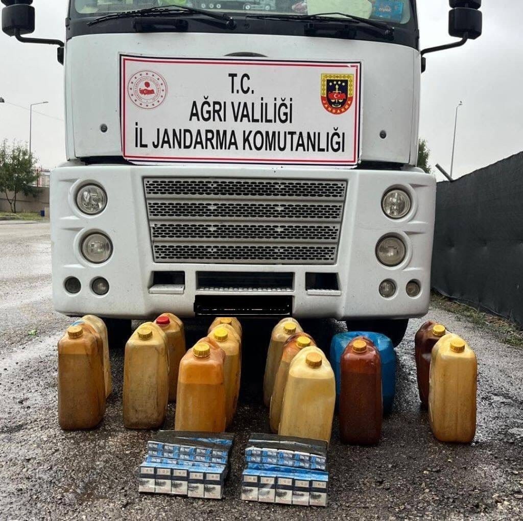 Ağrı’da yol kontrolünde kaçak akaryakıt ve sigara ele geçirildi