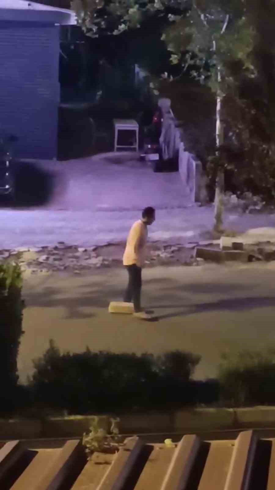 Otostop &ccedil;ektiği ara&ccedil;ların durması i&ccedil;in yola taş koydu
