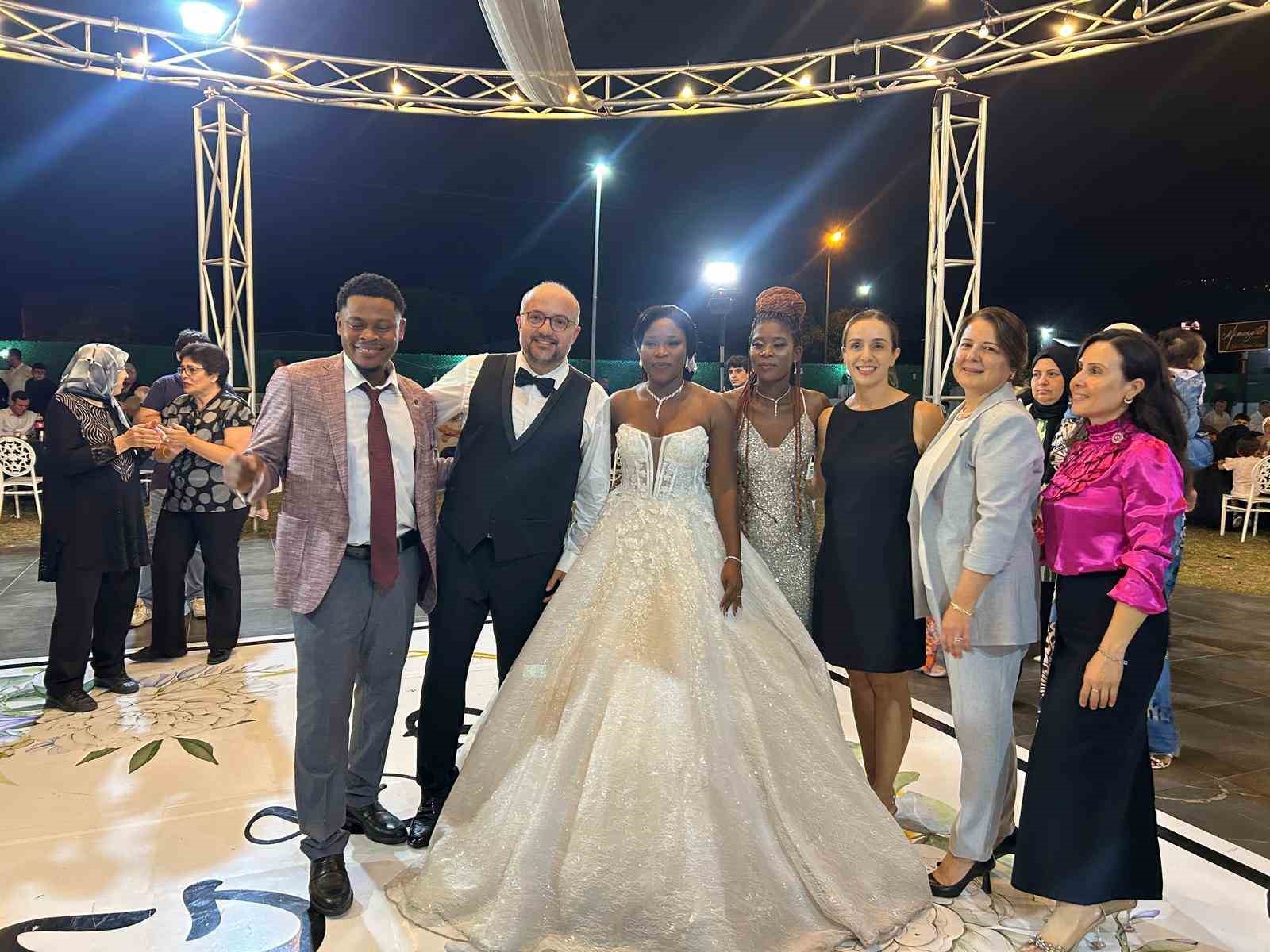 Hatay’ın Ganalı gelini Gifty, davul zurna eşliğinde gerçekleşen düğününün tadını çıkarttı