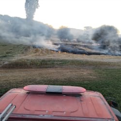 İki farklı noktada &ccedil;ıkan arazi yangınları b&uuml;y&uuml;meden s&ouml;nd&uuml;r&uuml;ld&uuml;
