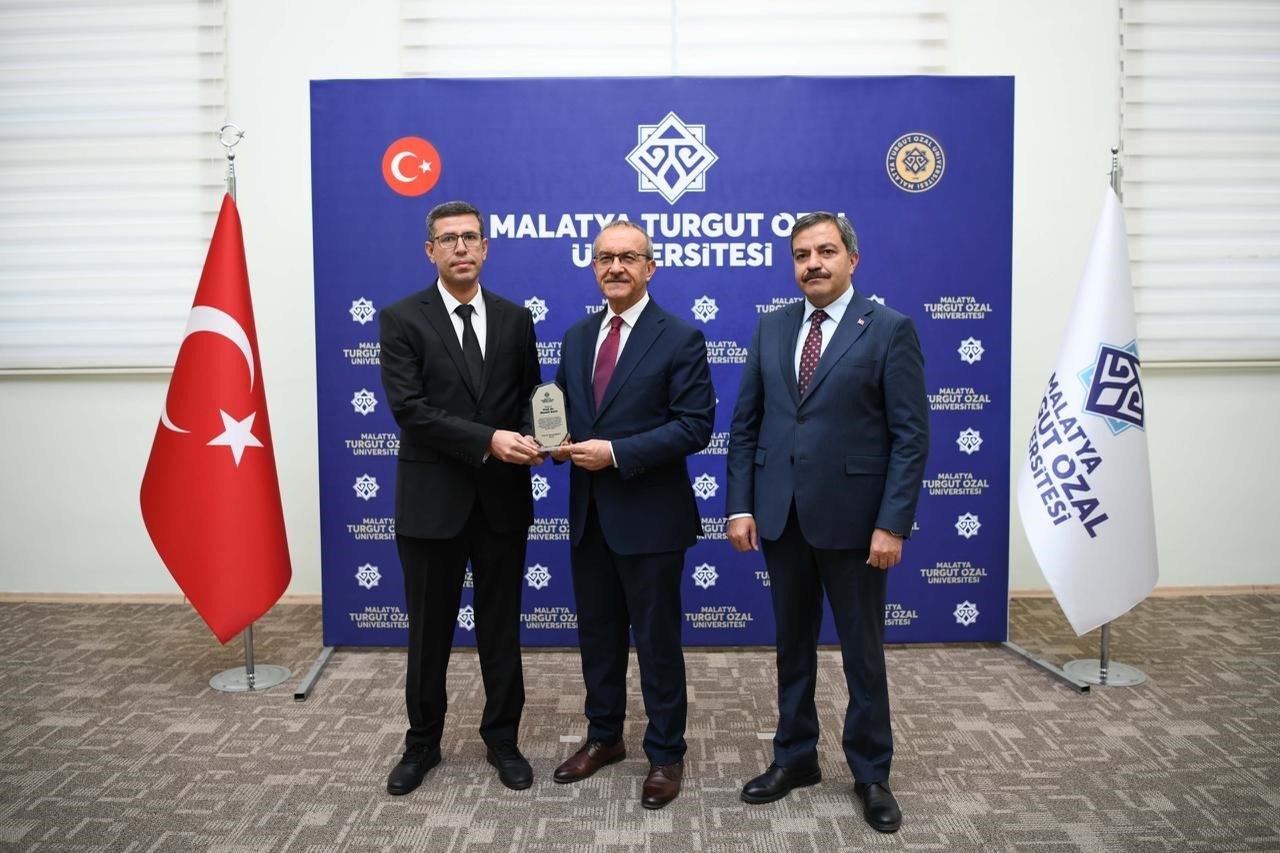 Malatya Turgut &Ouml;zal &Uuml;niversitesi&rsquo;nde başarılı akademisyenler &ouml;d&uuml;llendirildi
