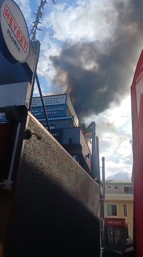 Bakırk&ouml;y&rsquo;de 3 katlı binanın &ccedil;atısında &ccedil;ay demlerken kazan patladı, &ccedil;atı alevlere teslim oldu
