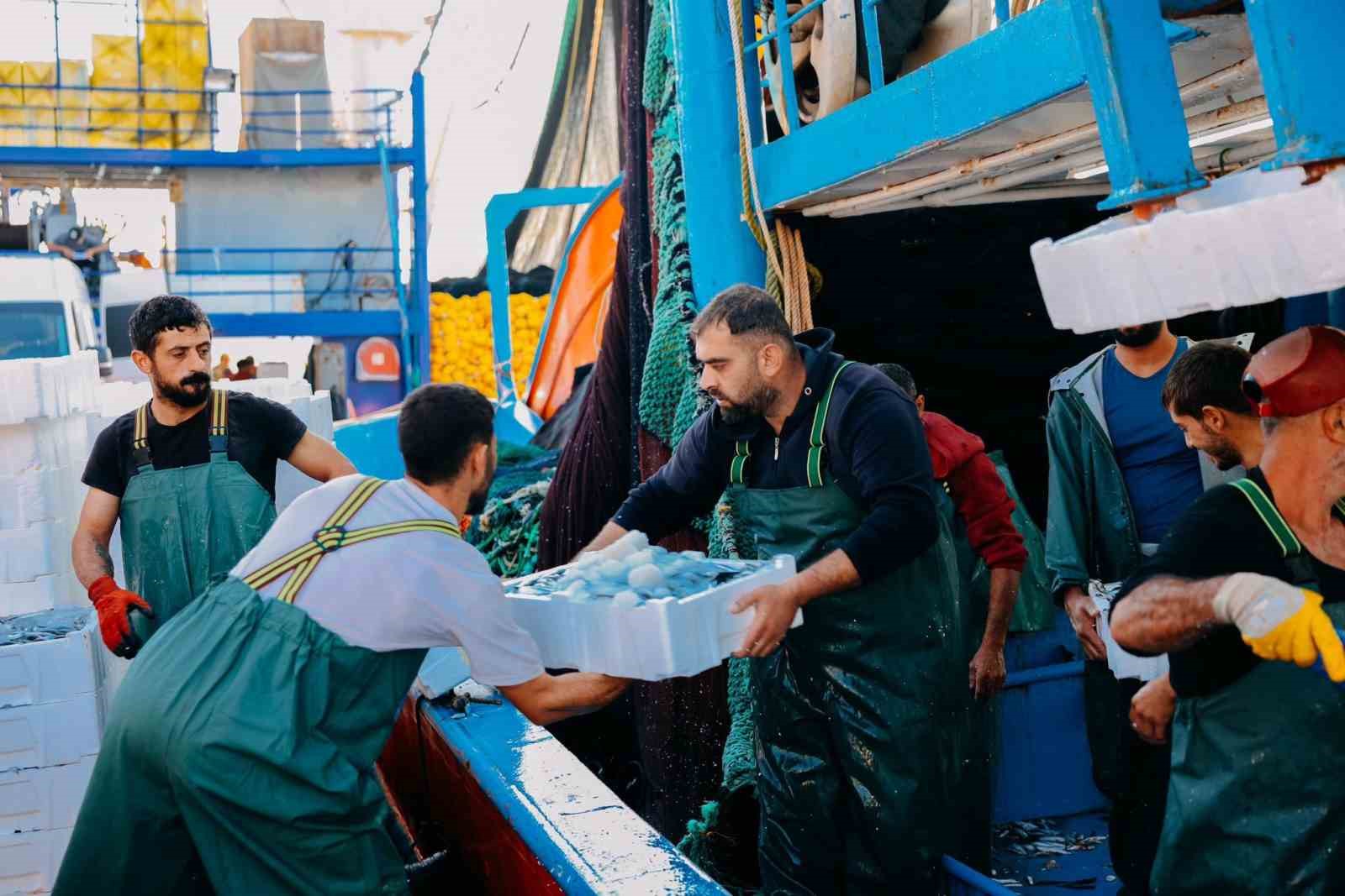 Başkan Gençay, avdan dönen balıkçıları karşıladı