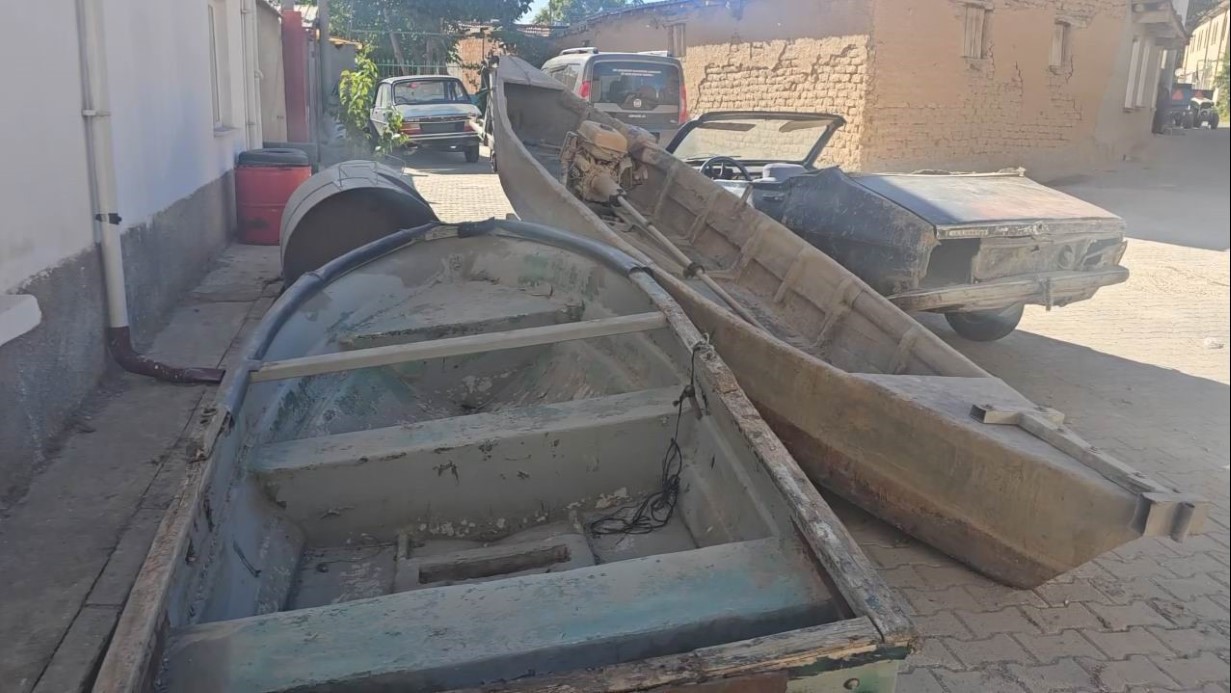 Çavuşçu Gölü kurudu, çatlamış toprağa dönüştü