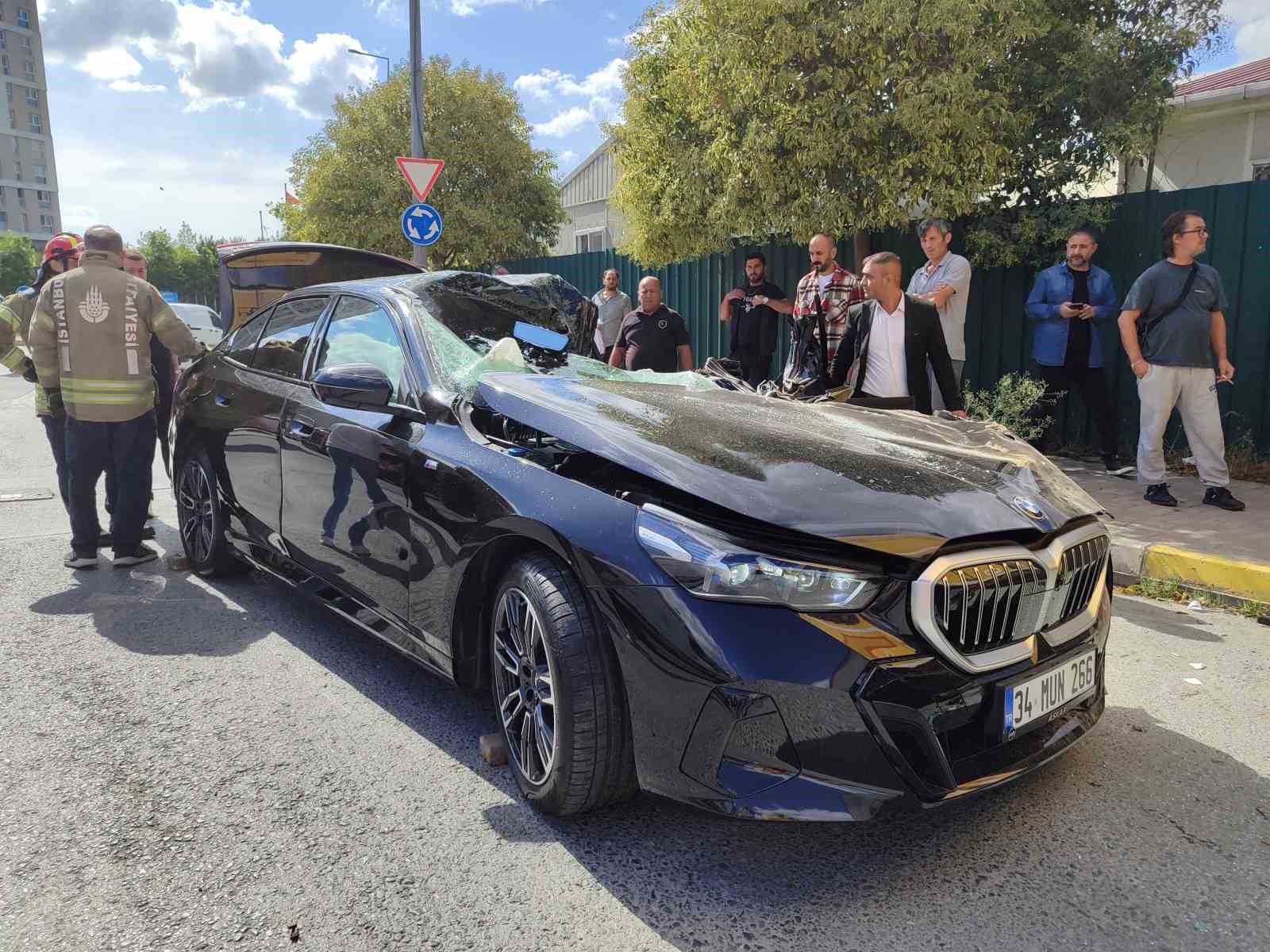 K&uuml;&ccedil;&uuml;k&ccedil;ekmece&rsquo;de hızını alamayan l&uuml;ks otomobil park halindeki tırın altına girdi
