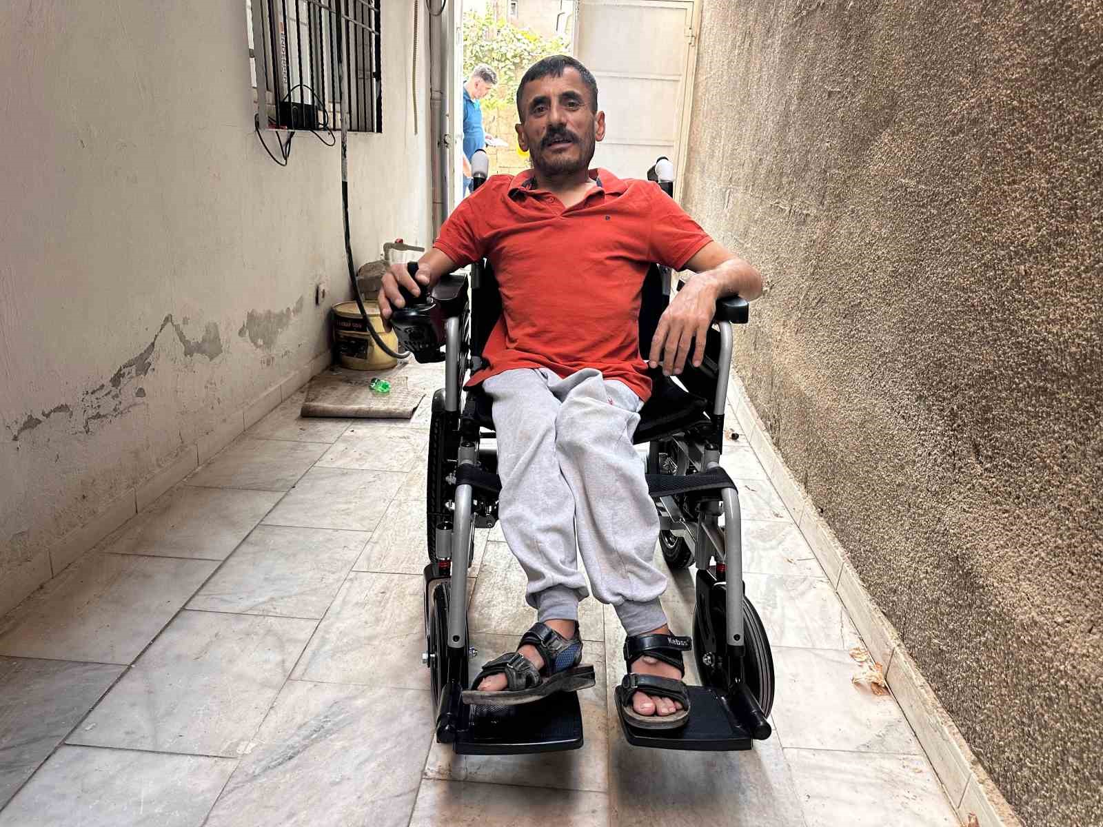 Cizre’de Ramazan’ın tekerlekli sandalye ihtiyacını polis memuru karşıladı