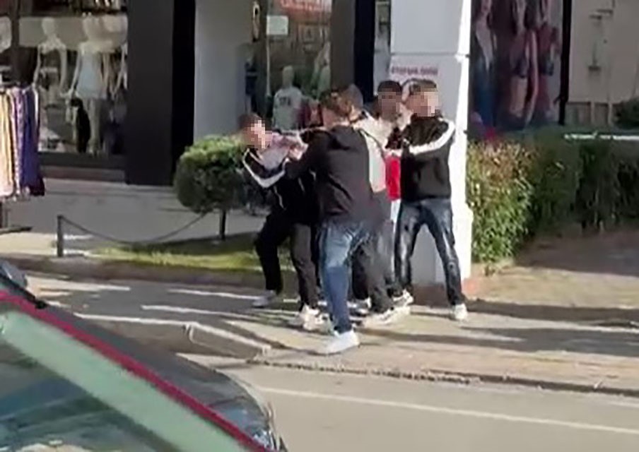 Gençler arasındaki tekme ve yumruklu kavga