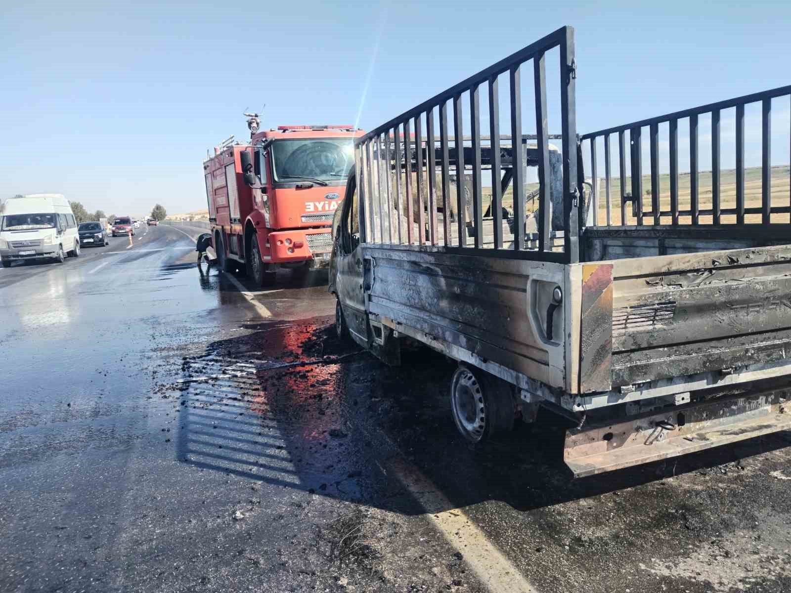 Diyarbakır’da seyir halindeki kamyonet alev topuna döndü